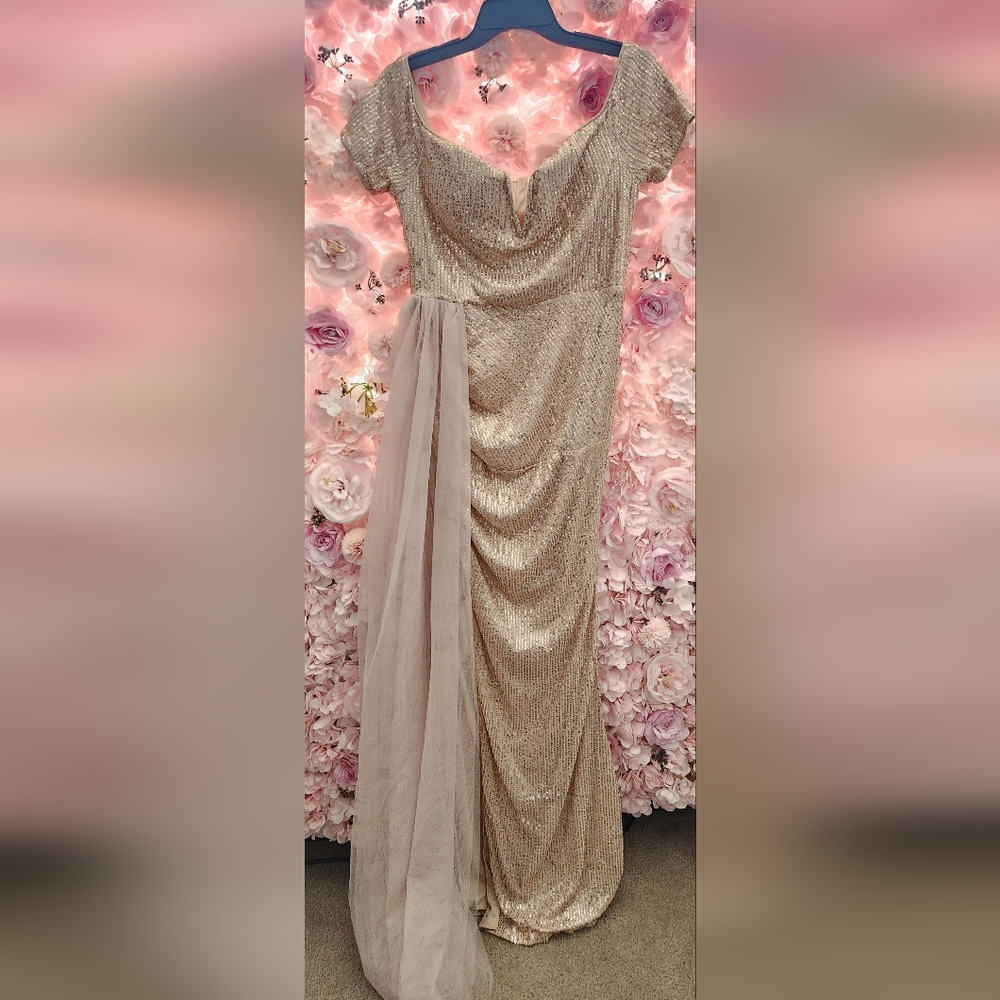 Elegant Gold Off-Shoulder Evening Dress - Picture 3 of 5